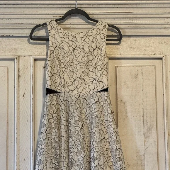 Speechless Cream Fabric - Picture 1 of 4